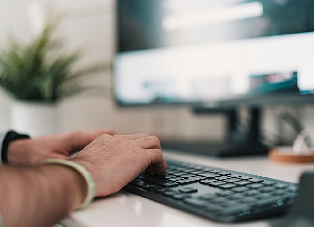 Person arbetar med WordPress-checklista på dator